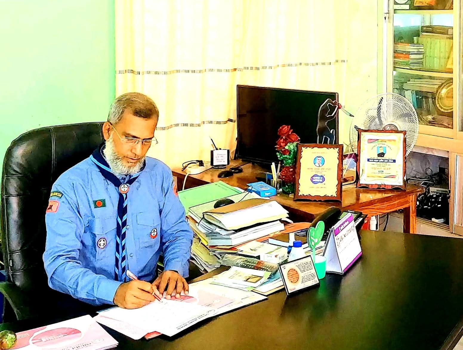 বাংলাদেশ রোভার স্কাউটস এর গৌরবজনক ন্যাশনাল সার্টিফিকেট অর্জন করেছেন অধ্যক্ষ মহোদয়